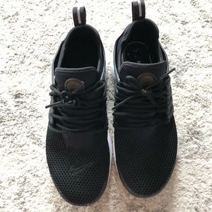 Women’s Nike Prestos, Size 7